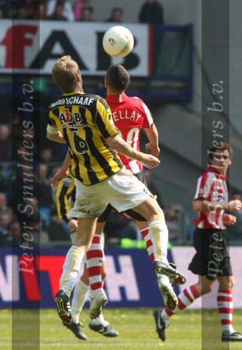 Arnhem, 20 April 2008 Kompetitiewedstrijd Vitesse-PSV, eindstand 0-1 Seizoen 2007/2008
PSV Landskampioen
Remco v d Schaaf in duel met Ibrahim Afellay