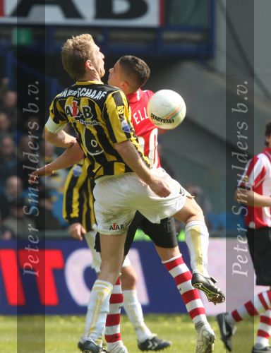 Arnhem, 20 April 2008 Kompetitiewedstrijd Vitesse-PSV, eindstand 0-1 Seizoen 2007/2008
PSV Landskampioen
Remco v d Schaaf in duel met Ibrahim Afellay
