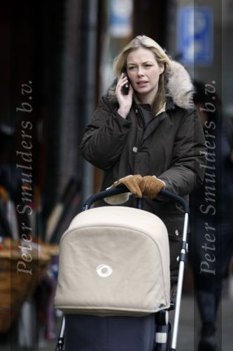 Amsterdam 16 januari 2009
Renate Verbaan met gsm achter de kinderwagen.
Peter Smulders bv
