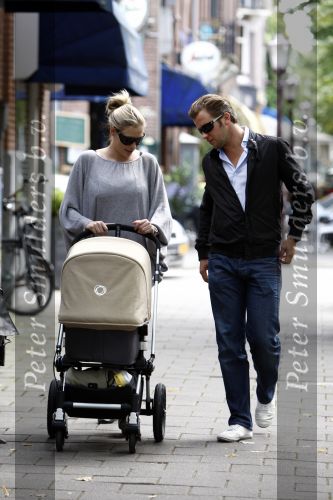 Amsterdam 25 augustus 2008
Winston Gerschtanowitz en Renate Verbaan vor het eerst buiten aan het wandelen met hun zoon Julian.