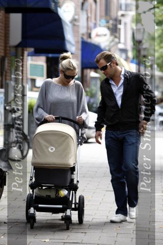 Amsterdam 25 augustus 2008
Winston Gerschtanowitz en Renate Verbaan vor het eerst buiten aan het wandelen met hun zoon Julian.