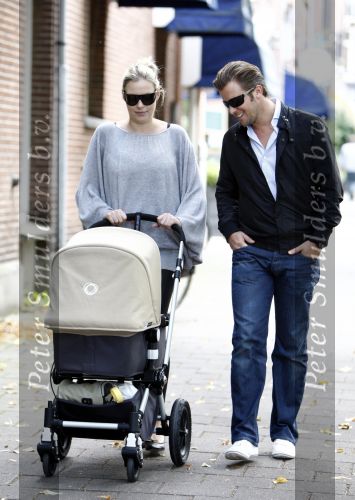 Amsterdam 25 augustus 2008
Winston Gerschtanowitz en Renate Verbaan vor het eerst buiten aan het wandelen met hun zoon Julian.