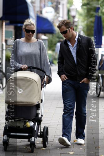 Amsterdam 25 augustus 2008
Winston Gerschtanowitz en Renate Verbaan vor het eerst buiten aan het wandelen met hun zoon Julian.