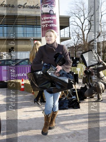 Amsterdam 31 januari 2009
Fajah Lourens Lieke v Lexmond en Renate Verbaan doen mee aan race met de nieuwe Toyota iq op de parkeerplaats bij het Okura.
Peter Smulders bv