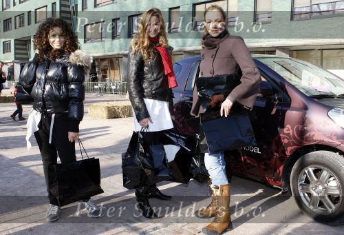 Amsterdam 31 januari 2009
Fajah Lourens Lieke v Lexmond en Renate Verbaan doen mee aan race met de nieuwe Toyota iq op de parkeerplaats bij het Okura.
Peter Smulders bv