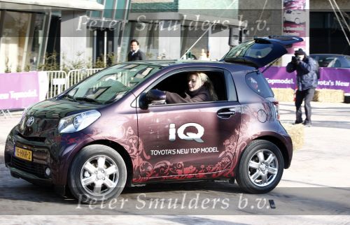 Amsterdam 31 januari 2009
Fajah Lourens Lieke v Lexmond en Renate Verbaan doen mee aan race met de nieuwe Toyota iq op de parkeerplaats bij het Okura. renate haar mobiele telefoon vliegt uit het raam
Peter Smulders bv