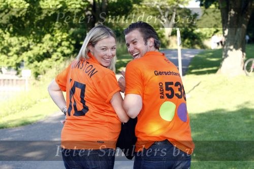Basel 21 juni 2008
Nederland speelt in de kawrt finale op de ek tegen Rusland. In Basel lopen 150000 supporters van Nederland en maken er een feestje van. Winston Gerschtanowitz met zijn zwangere vriendin renate Verbaan