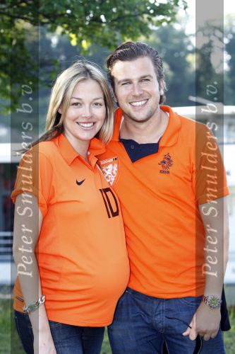 Basel 21 juni 2008
Nederland speelt in de kawrt finale op de ek tegen Rusland. In Basel lopen 150000 supporters van Nederland en maken er een feestje van. Winston Gerschtanowitz met zijn zwangere vriendin renate Verbaan