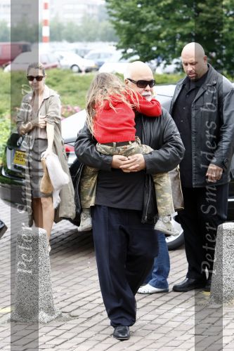 Amsterdam 5 juni 2008
Celine Dion haar man Rene Angelil en dochter Celine Najomi vertrekken uit het Amstel Hotel om vanaf schiphol oost met een prive vliegtuig naar Denemarken te vliegen.