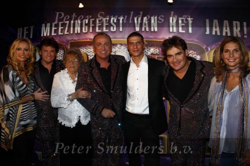 Hilversum 1 februari 2009
De toppers Gordon Rene Froger en Jeroen v d Boom tijdens het nationale songfestival in studio 22.
Gordon met moeder en vriend Sander, Rene met Natasja en Jeroen met Danie
Peter Smulders bv
