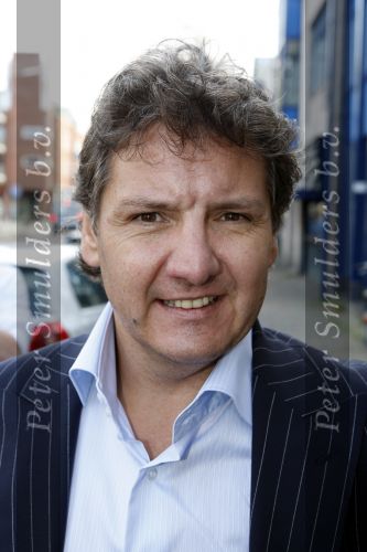 Leidschendam 4 oktober 2007
Rene Froger bij boekuitreikinh henk de gier.