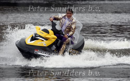 Amsterdam 30 september 2008
Persconferentie van de toppers Rene Froger Gordon en Gerard Joling ivm hun deelname aan het songfestival in het amstel hotel. toppers op jet ski\'s
Peter Smulders bv