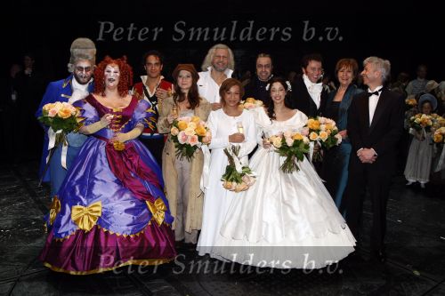Rotterdam 20 april 2008
Premiere Les Miserables in het nieuwe luxor . carlo Boszhard Nurlaila Jamai Loman Suzan Seegers Celine Purcell Freek Bartels en Rene v Kooten
Peter Smulders bv