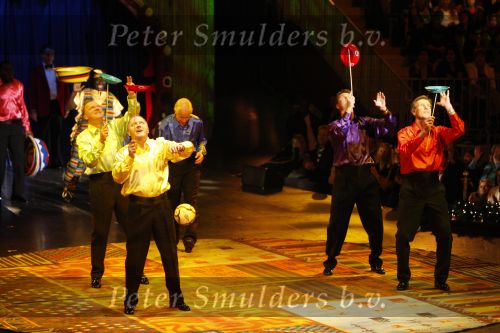 Amsterdam 17 december 2007
Tros Kerstcircus bij afrika afrika . Gerrie Muhren Hans v Breukelen Johnny Bosman Stanley Menzo en Rene en Willy v d Kerkhof
