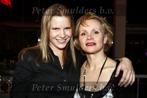 Amstelveen 4 februari 2008
Premiere Volmaakt gelukkig met Rick Engelkes Isa Hoes en Renee  Soutendijk in schouwburg Amstelveen. renee met dochter Carlo lensen