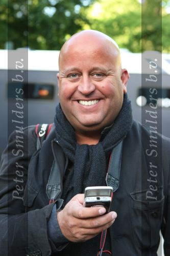 Apeldoorn, 8 Mei 2009
Speciale Herdenkingsdienst voor de slachtoffers van de ramp op Koninginnedag
Veel Politie, overal afzettingen met grote betonblokken.
Reni v Maren
Foto Peter Smulders