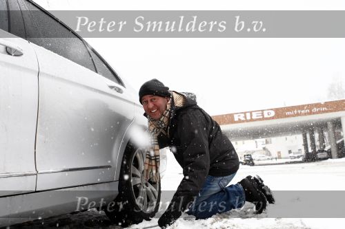 Serfaus 17 februari 2009
Reni v Maren en Dennis v Tellingen leggen sneeuwkettingen onder auto.
Peter Smulders bv
