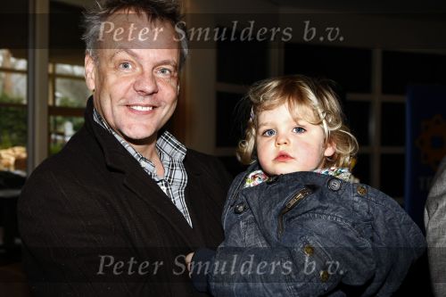 Bussum 20 maart 2008
Presentatie dvd flikken in hotel jan Tabak. Gerd Leers reikt de eerste dvd uit aan Victor Reinier Angela Schijf en Sergio Romero.Zoon Rijk de Gooijer met dochter
Peter Smulders bv