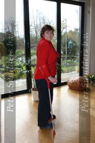 Nootdorp,  29 Maart 2008
Rita Verdonk met haar krukken
Foto Peter Smulders BV