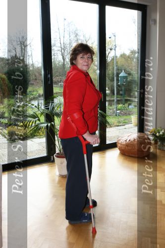 Nootdorp,  29 Maart 2008
Rita Verdonk met haar krukken
Foto Peter Smulders BV