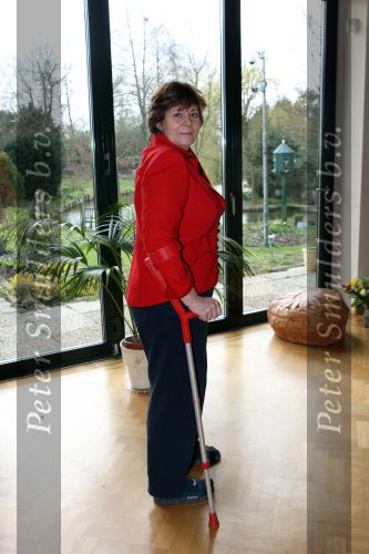 Nootdorp,  29 Maart 2008
Rita Verdonk met haar krukken
Foto Peter Smulders BV
