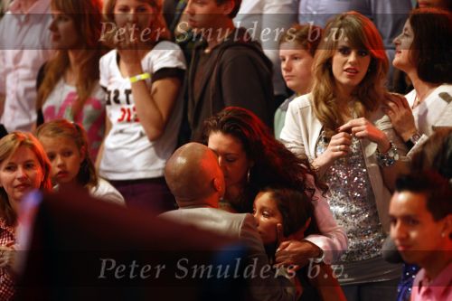 Hilversum 1 mei 2009
Roan van X factor met zijn vrouw en kinderen na uitschakeling in halve finale.
Peter Smulders bv