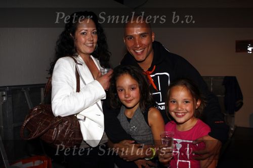 Hilversum 1 mei 2009
Roan van X factor met zijn vrouw en kinderen na uitschakeling in halve finale.
Peter Smulders bv