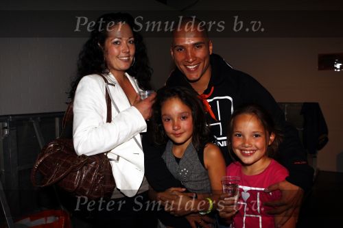 Hilversum 1 mei 2009
Roan van X factor met zijn vrouw en kinderen na uitschakeling in halve finale.
Peter Smulders bv