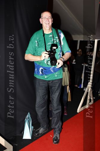 Amsterdam 28 januari 2008
Modeshow van oa Simone v Trojen op de amsterdam fashion week. Voormalig langste man van Nederland Rob Bruintjes als fotograaf