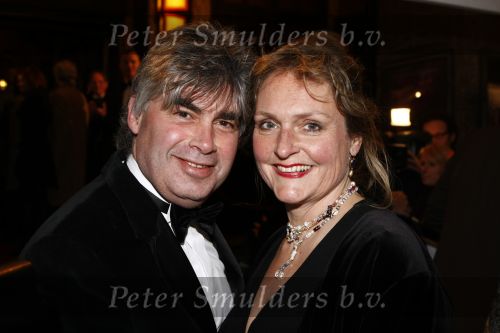 Amsterdam 17 maart 2008
Rob Oudkerk met zijn vrouw kussend bij premiere van zomerhitte in Tuschinski.
Peter Smulders bv