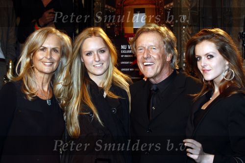 Amsterdam 14 april 2009
Rob Peetoom geeft feestje in Tuschinski.Rob met vrouw en dochters
Peter Smulders bv