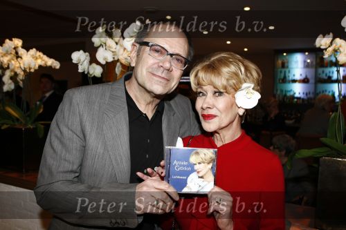 Amsterdam 7 maart 2008
Presentatie dvd en cd van Anneke Gronloh bij hotel de kersentuin. Rob de Nijs
Peter Smulders bv
