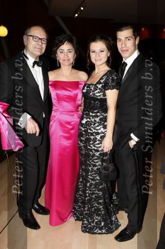 Rotterdam 16 december 2007
Premiere Evita in het nieuwe Luxor met oa Stanley Burleson Brigitte Heitzer en Roberto de Groot. Andrew Lloyd Webber en Pieter v Vollenhoven zijn daarbij aanwezig. Rob de Nijs met vriendin en Celine Purcell met Oren Schrijver