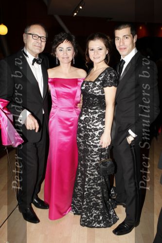 Rotterdam 16 december 2007
Premiere Evita in het nieuwe Luxor met oa Stanley Burleson Brigitte Heitzer en Roberto de GRoot. Andrew Lloyd Webber en Pieter v Vollenhoven zijn daarbij aanwezig. Rob de Nijs met vriendin en Celine Purcell met Oren Schrijver