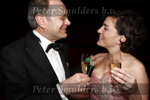 Rotterdam 20 april 2008
Premiere Les Miserables in het nieuwe luxor . Rob de Nijs met zijn vriendin Henriette toasten met Champagne. Rob heeft zijn hand in het gips
Peter Smulders bv