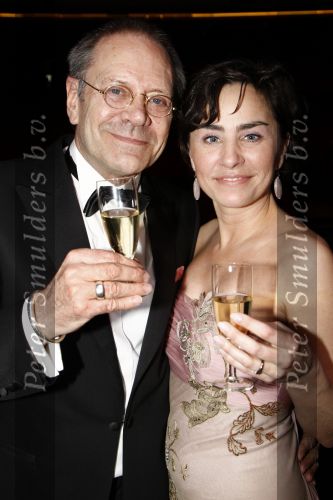 Rotterdam 20 april 2008
Premiere Les Miserables in het nieuwe luxor . Rob de Nijs met zijn vriendin Henriette toasten met Champagne. Rob heeft zijn hand in het gips
Peter Smulders bv