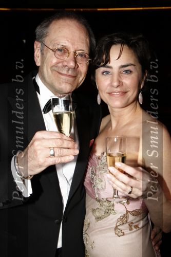 Rotterdam 20 april 2008
Premiere Les Miserables in het nieuwe luxor . Rob de Nijs met zijn vriendin Henriette toasten met Champagne. Rob heeft zijn hand in het gips
Peter Smulders bv
