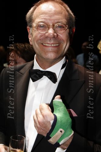 Rotterdam 20 april 2008
Premiere Les Miserables in het nieuwe luxor . Rob de Nijs met zijn vriendin Henriette toasten met Champagne. Rob heeft zijn hand in het gips
Peter Smulders bv