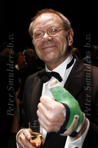 Rotterdam 20 april 2008
Premiere Les Miserables in het nieuwe luxor . Rob de Nijs met zijn vriendin Henriette toasten met Champagne. Rob heeft zijn hand in het gips
Peter Smulders bv