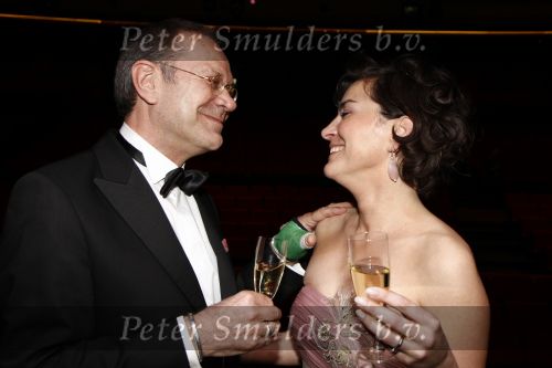 Rotterdam 20 april 2008
Premiere Les Miserables in het nieuwe luxor . Rob de Nijs met zijn vriendin Henriette toasten met Champagne. Rob heeft zijn hand in het gips
Peter Smulders bv