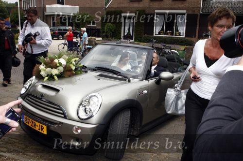 Oosterbeek 25 juni 2008
Huwelijk Rob de Nijs en zijnn vrouw Henriette in kerk in Oosterbeek. mini cooper cabrio