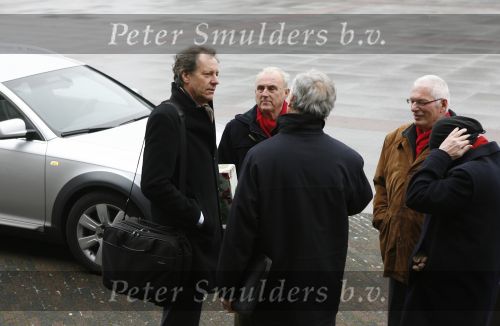 Eindhoven, 20 December 2007
Burgemeesterkandidaat Rob v Gijzel (PVDA) in gesprek met enkele mensen voor het gemeentehuis van Eindhoven