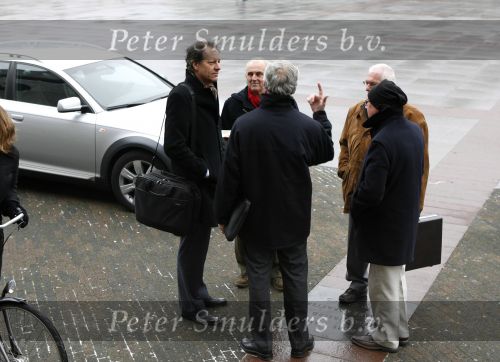 Eindhoven, 20 December 2007
Burgemeesterkandidaat Rob v Gijzel (PVDA) in gesprek met enkele mensen voor het gemeentehuis van Eindhoven