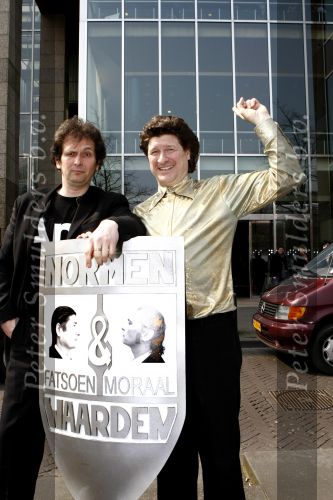Den Haag 11 april 2008
Robbie Muntz en Paul jan v d Wint hebben een interview  in de 2e kamer met Geert Wilders .