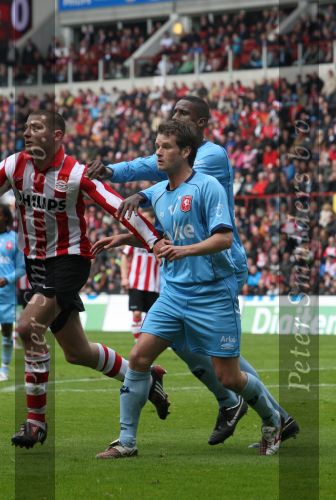 Eindhoven, 13 April 2008 Kampioenswedstrijd PSV-FC Twente, eindstand 1-1 Seizoen 2007/2008. PSV daardoor nog niet kampioen.
Robbie Wielaert in duel met Danny Koevermans