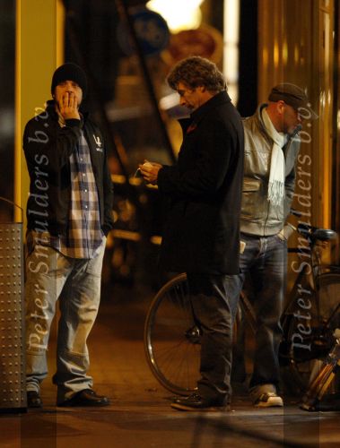 Amsterdam 25 november 2007
Robbie Williams bezoekt met zijn nieuwe vriendin Ayda Field en vrienden Amsterdam. Hij slaapt in het Amstel hotel en ging daarna naar een smartshop en een koffieshop.