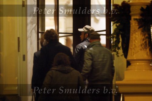 Amsterdam 25 november 2007
Robbie Williams bezoekt met zijn nieuwe vriendin Ayda Field en vrienden Amsterdam. Hij slaapt in het Amstel hotel en ging daarna naar een smartshop en een koffieshop.