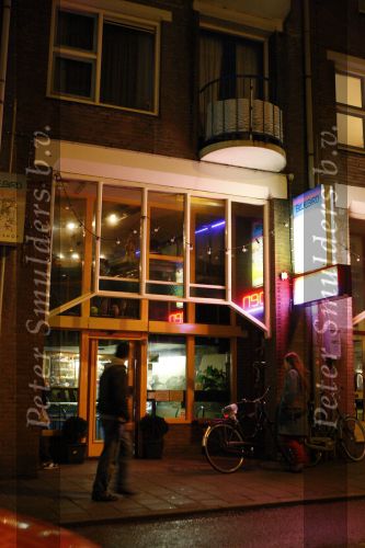 Amsterdam 25 november 2007
Robbie Williams bezoekt met zijn nieuwe vriendin Ayda Field en vrienden Amsterdam. Hij slaapt in het Amstel hotel en ging daarna naar een smartshop en een koffieshop.