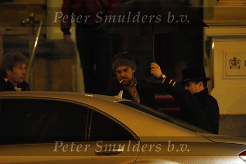 Amsterdam 25 november 2007
Robbie Williams bezoekt met zijn nieuwe vriendin Ayda Field en vrienden Amsterdam. Hij slaapt in het Amstel hotel en ging daarna naar een smartshop en een koffieshop.