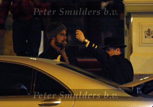 Amsterdam 25 november 2007
Robbie Williams bezoekt met zijn nieuwe vriendin Ayda Field en vrienden Amsterdam. Hij slaapt in het Amstel hotel en ging daarna naar een smartshop en een koffieshop.